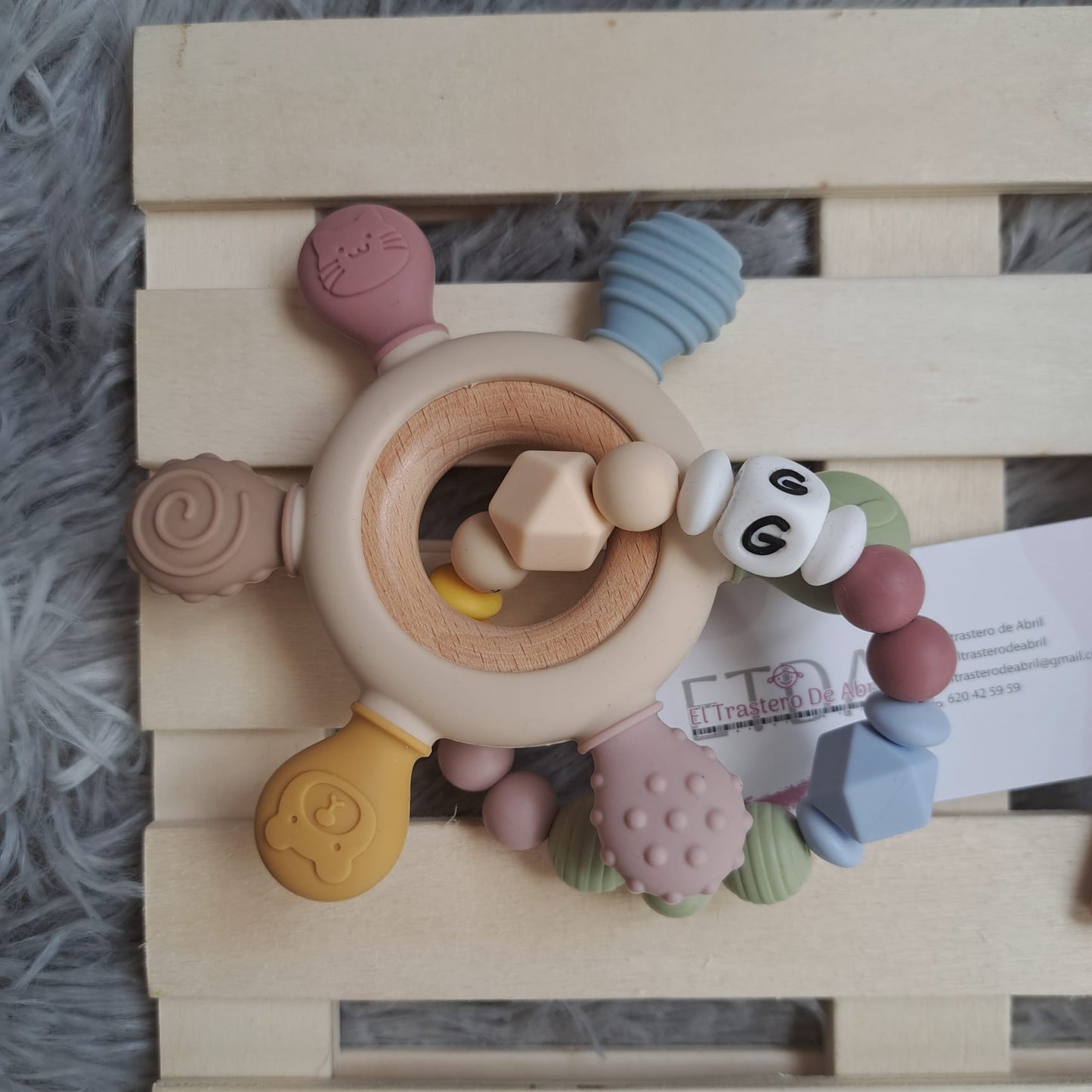 Mordedor de mano texturas con inicial