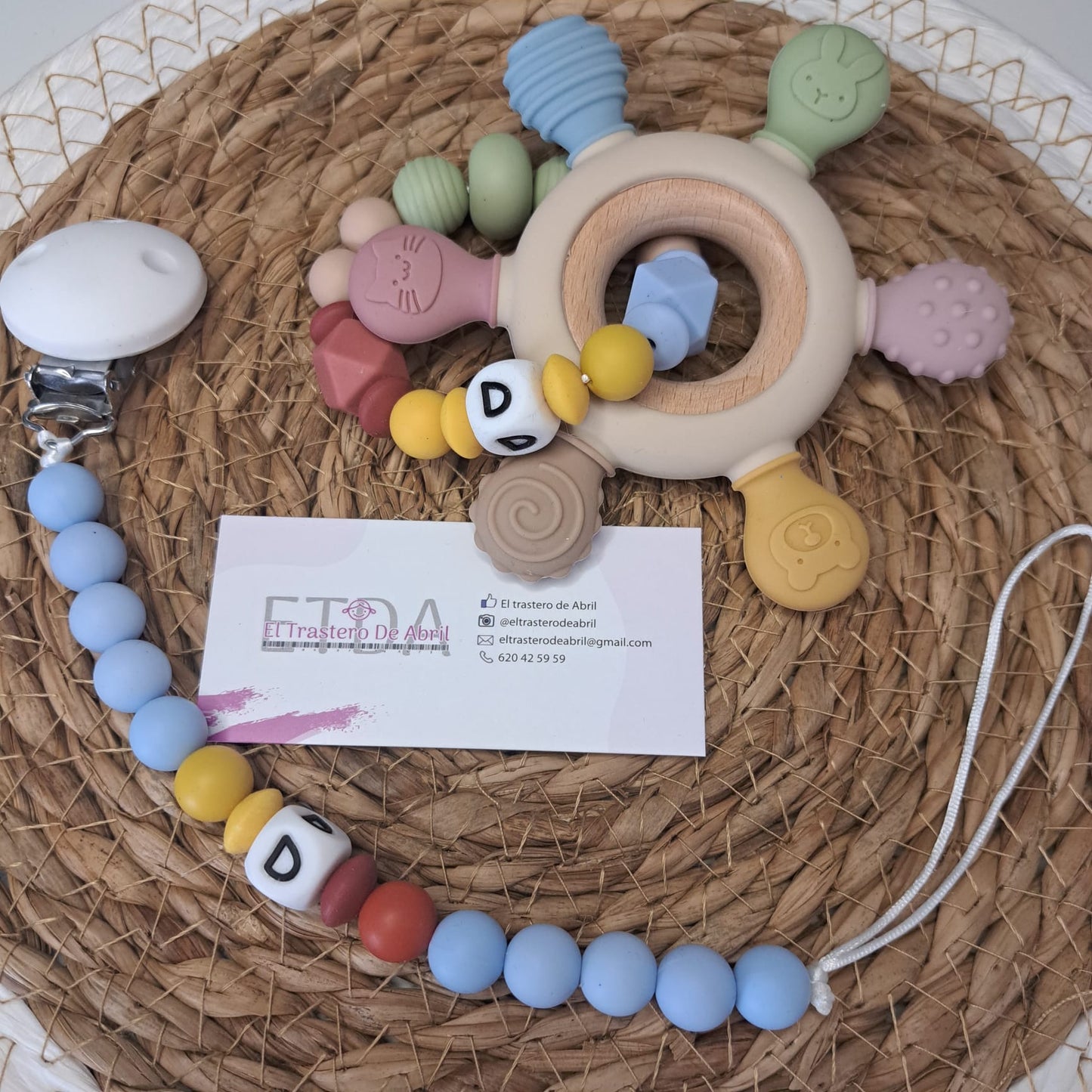 Mordedor de texturas de mano con inicial